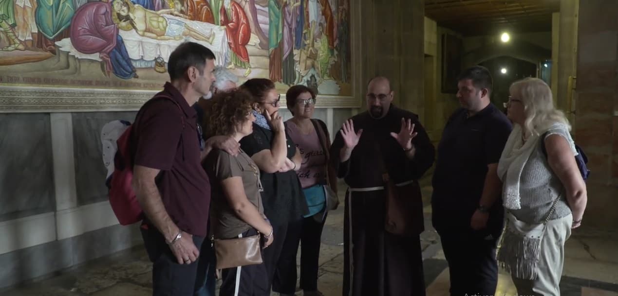 Fray Carlos Molina, de la Custodia de Tierra Santa, habla con los peregrinos católicos, los primeros en un año