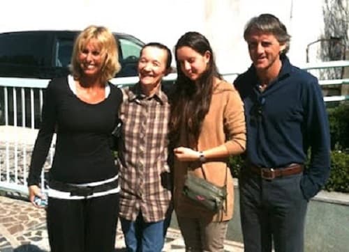 Mancini, con su mujer e hija, junto a la vidente Vicka