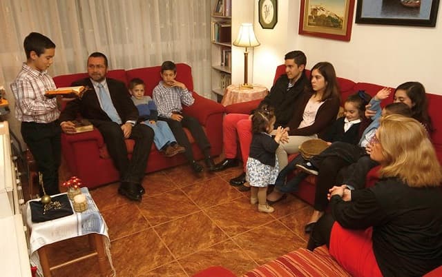 Numerosas familias católicas rezan juntas las laudes los domingos en casa