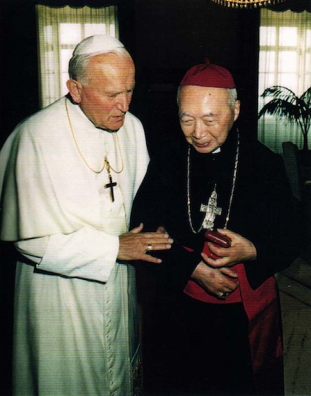 Juan Pablo II recibe al cardenal Kung Pin-mei.