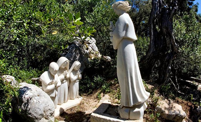Monumento de la aparición del ángel a los pastorcitos de Fátima.
