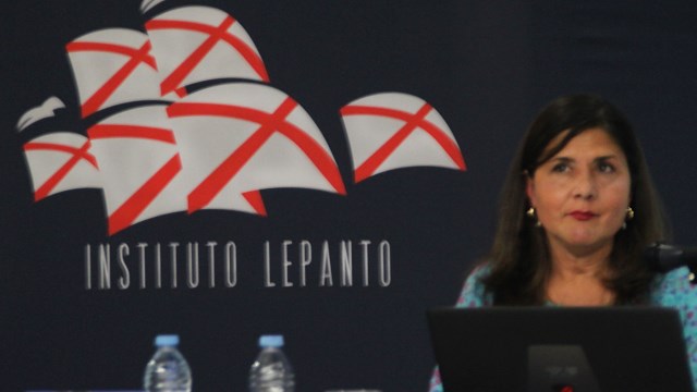 María Saavedra en conferencia de Instituto Lepanto.