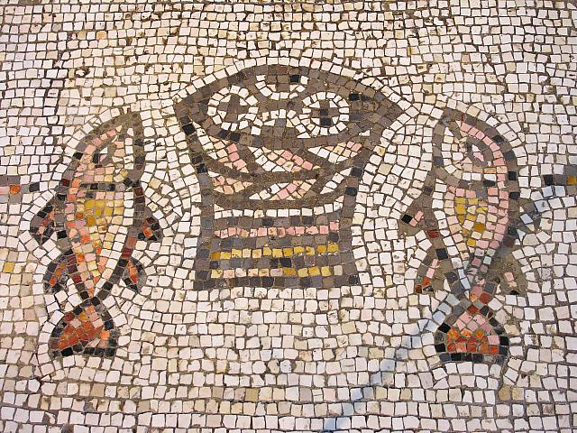 Mosaico con los panes y los peces que recuerda el milagro de Cristo