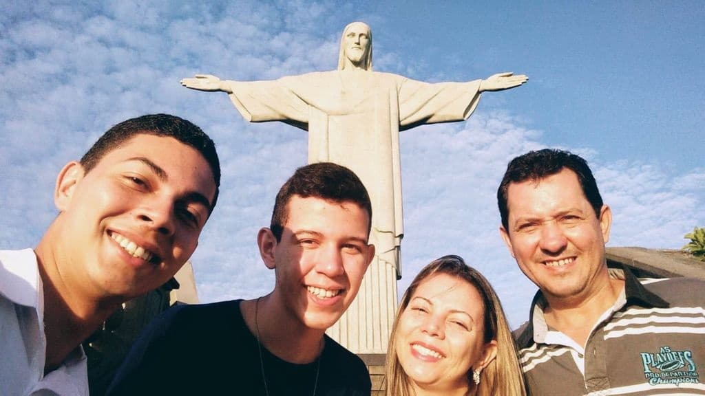 Bruno, con su familia en Río de Janeiro