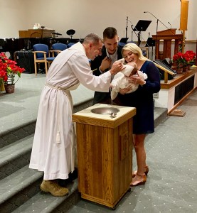 El padre Andrew Young en un bautizo. 