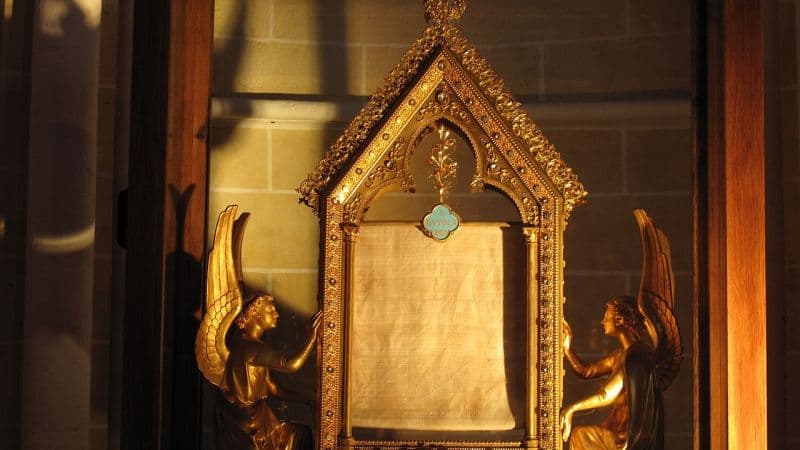 Velo de la Virgen en Chartres, en su relicario