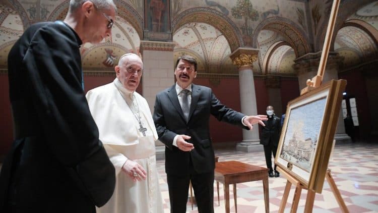 El presidente húngaro János Áder recibe un cuadro del Papa
