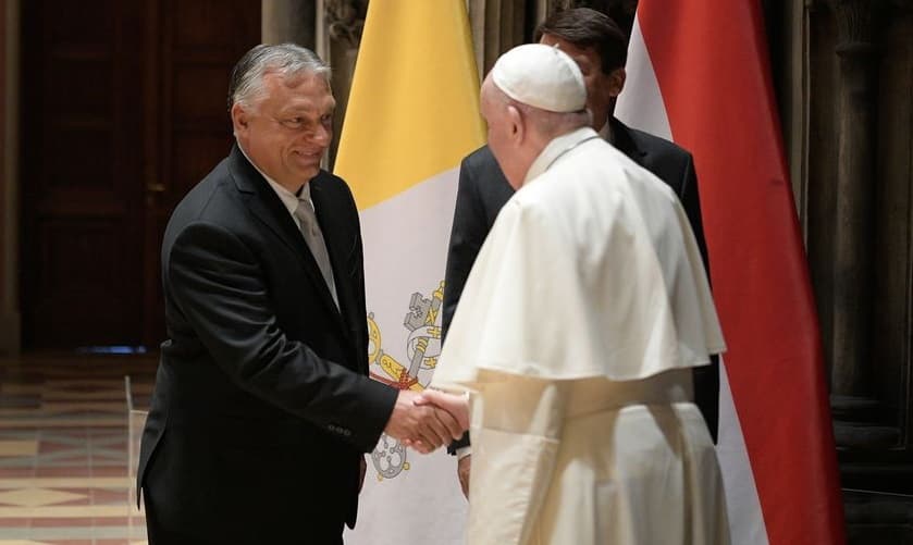 El Papa saluda al primer ministro húngaro, Viktor Orban, en Budapest