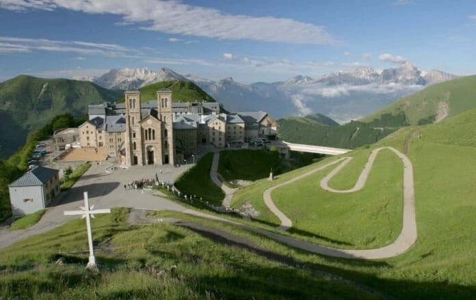 El santuario de La Salette se encuentra en los Alpes franceses