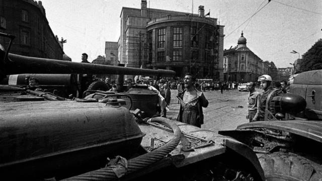 Hombre enfrentándose a un tanque soviético en Praga.