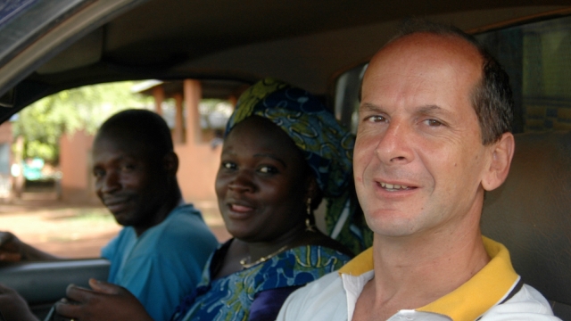 El sacerdote misionero Juan Pablo López Mendía, junto a dos miembros de su misión en Benín.  