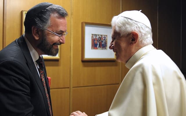 El rabino David Rosen saluda a Benedicto XVI