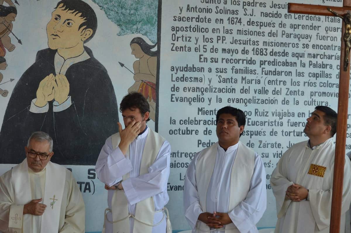 Sacerdotes de la diócesis de Nueva Orán con un mural que recuerda al mártir Solinas en 2017