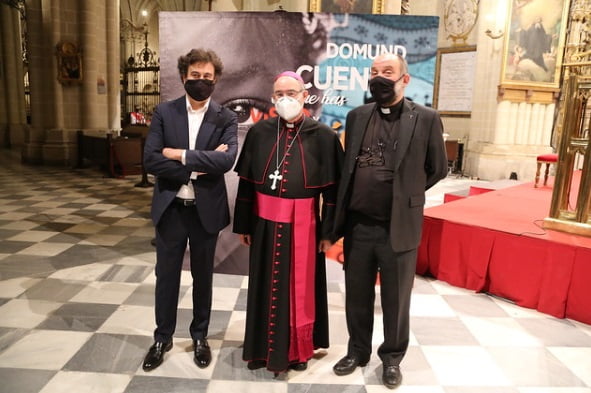 El masterchef Pepe Rodríguez con el arzobispo de Toledo, Francisco Cerro, y el director de OMP, José María Calderón