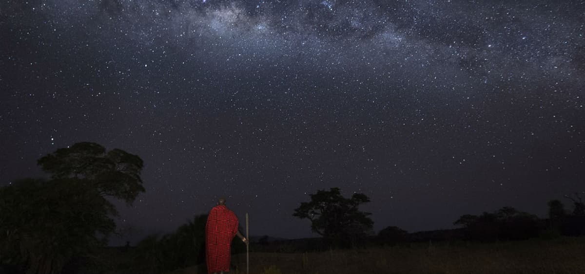 En Kenia, un hombre observa las estrellas