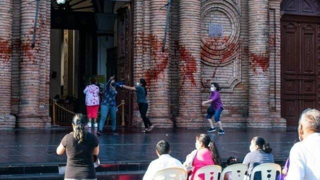 Ataque de las feministas y abortistas en la catedral de Santa Cruz (Bolivia)