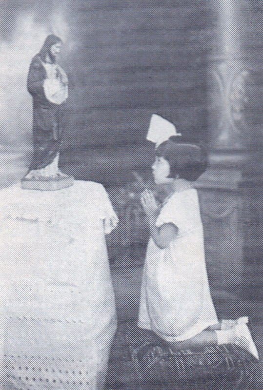 La Venerable Odetinha reza en Rio de Janeiro en los años 30 - era devota de san José, la Eucaristía y el Rosario