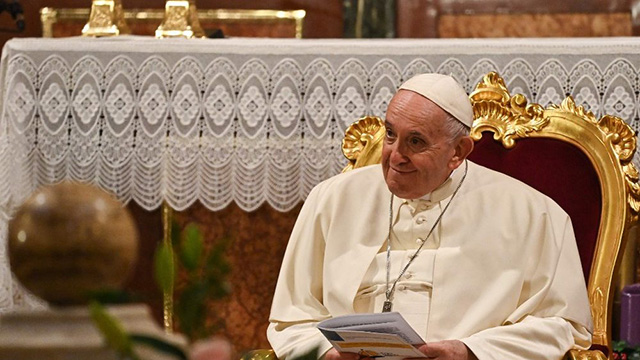 Francisco escucha con atención los testimonios de católicos griegos
