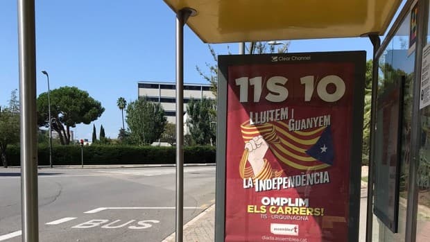 Carteles independentistas para la Diada en marquesinas de metro y bus de Barcelona...