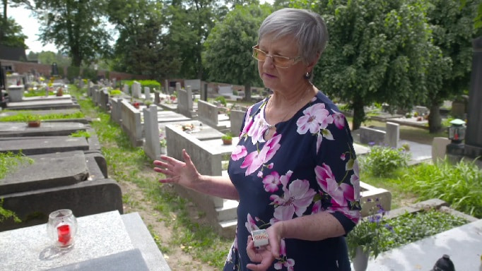 La doctora Marie Svatosova visita el cementerio donde descansan sus seres queridos y reza allí