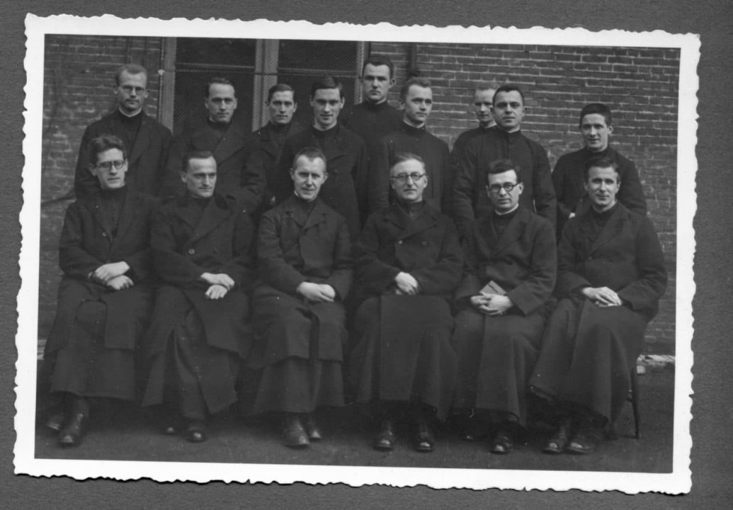 Tomislav Kolakovic con sus compañeros jesuitas.