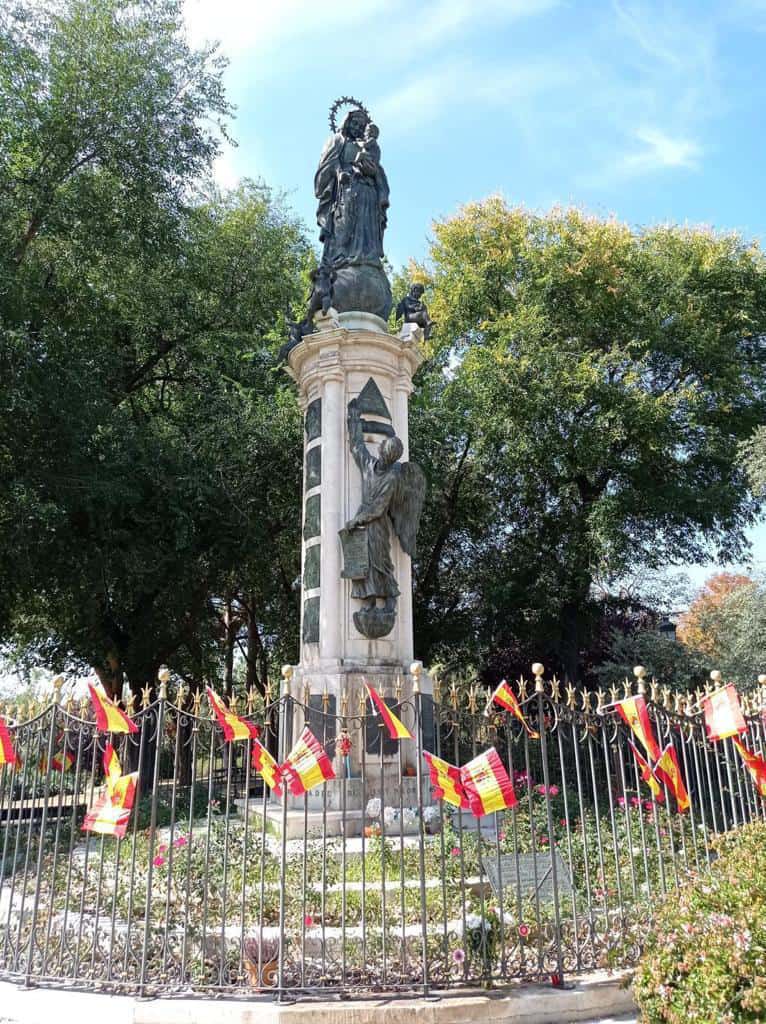 Monumento a la Virgen María en paseo de Camoens, Madrid. 