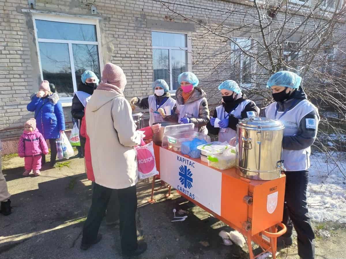 En Ucrania, voluntarios de Cáritas Donetsk reparten comidas en Dnepró