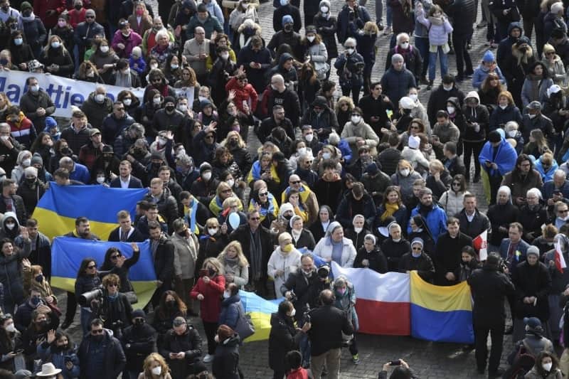 Banderas de Ucrania en el Ángelus del Papa