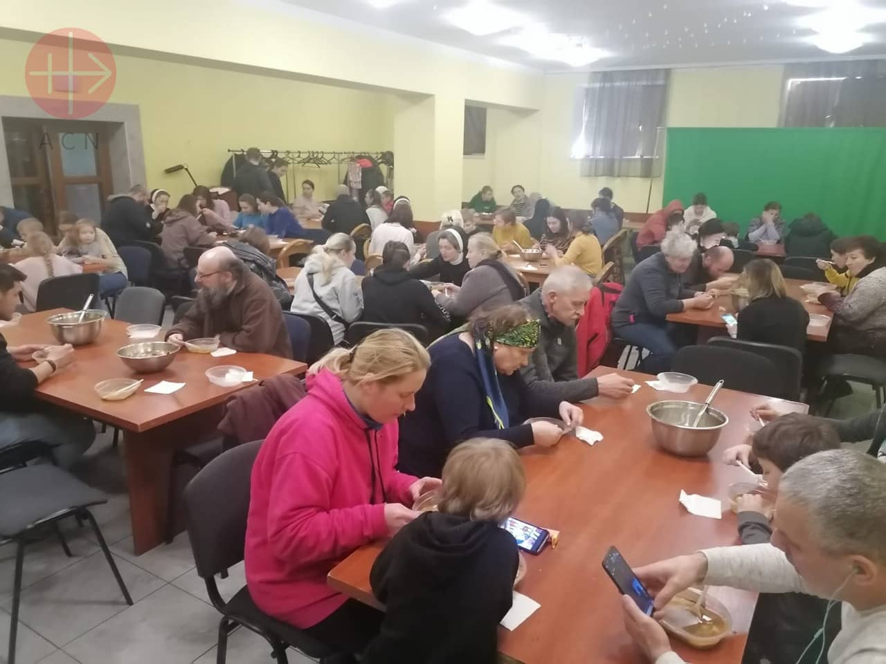 Sótano de los capuchinos de Kiev, lleno de personas que huyen de los bombardeos