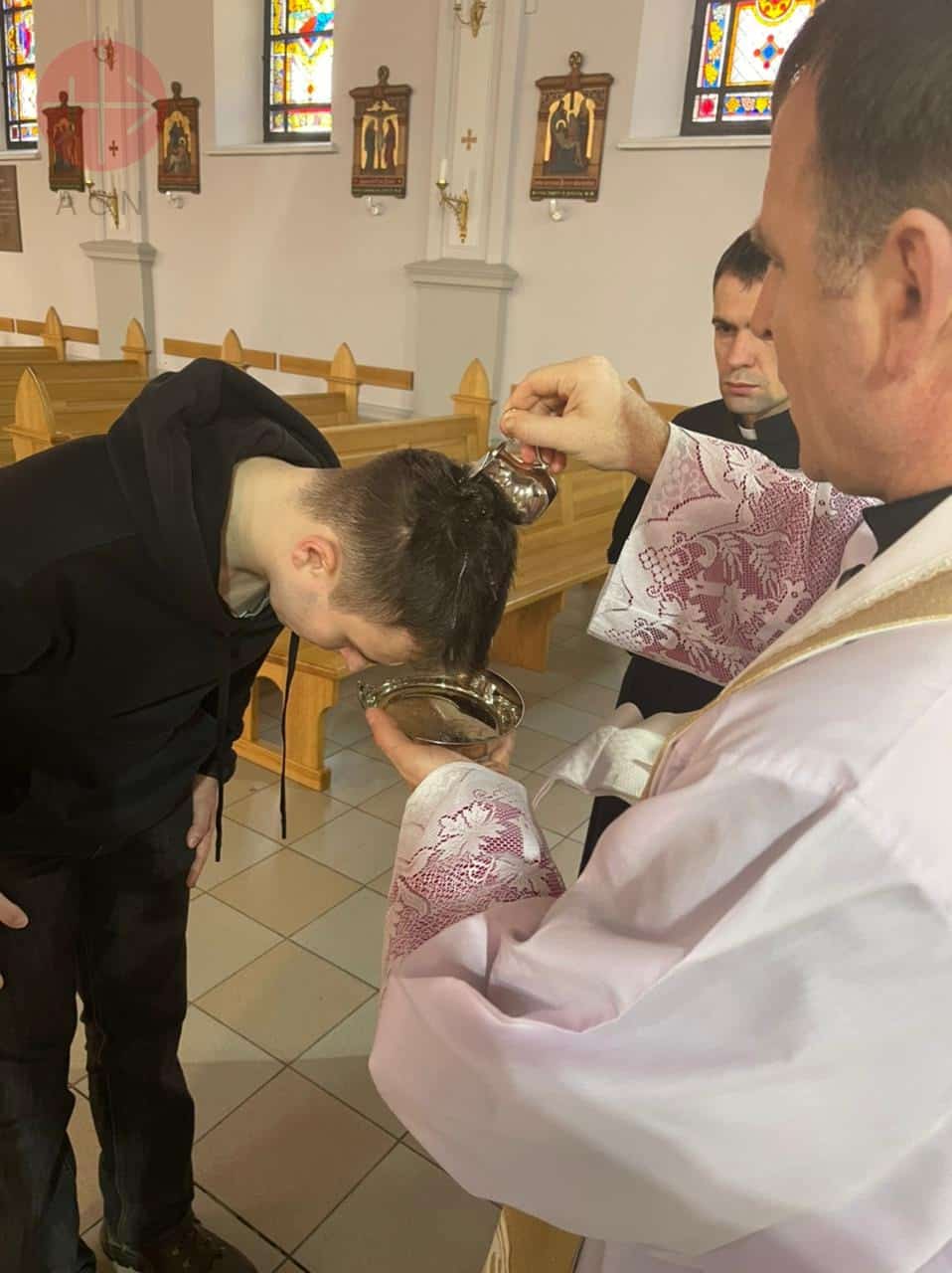 Un joven se bautiza en la catedral latina de Járkov justo antes de ser enviado a filas... en la ciudad donde más cruel es el bombardeo