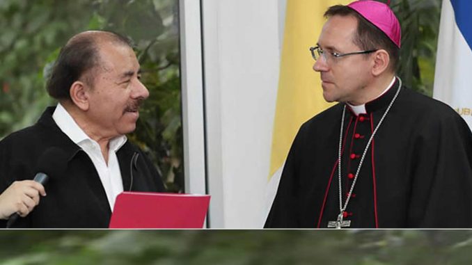 Daniel Ortega y el nuncio apostólico Waldemar Stanislaw Sommertag.