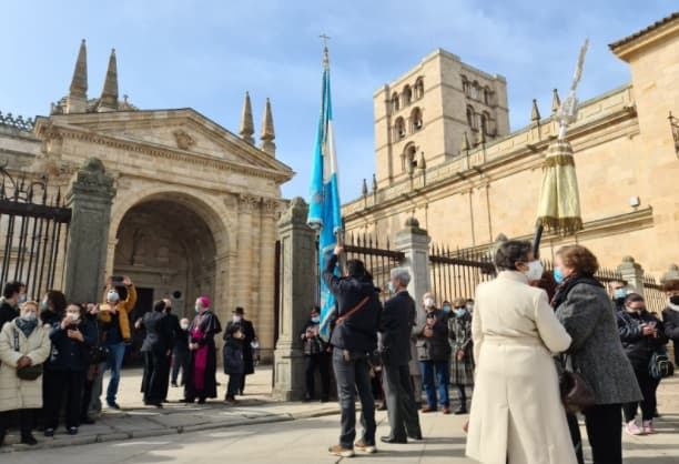 El obispo espera a la puerta de la catedral de Zamora para la Clausura del Año Jubilar