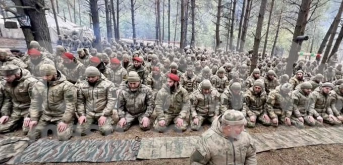 Militares chechenos rezan las oraciones musulmanas, supuestamente en Ucrania