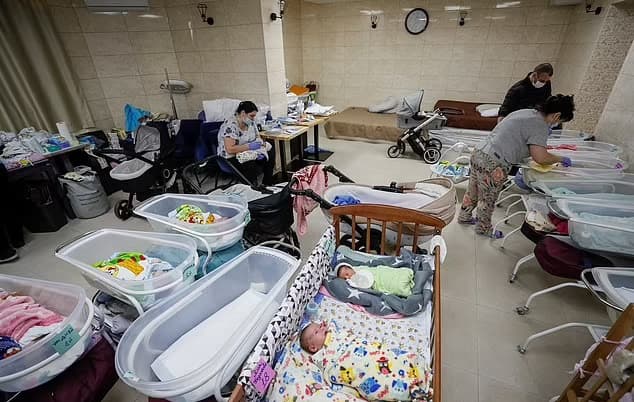 Imagen de un refugio con numerosos bebés nacidos por vientres de alquiler