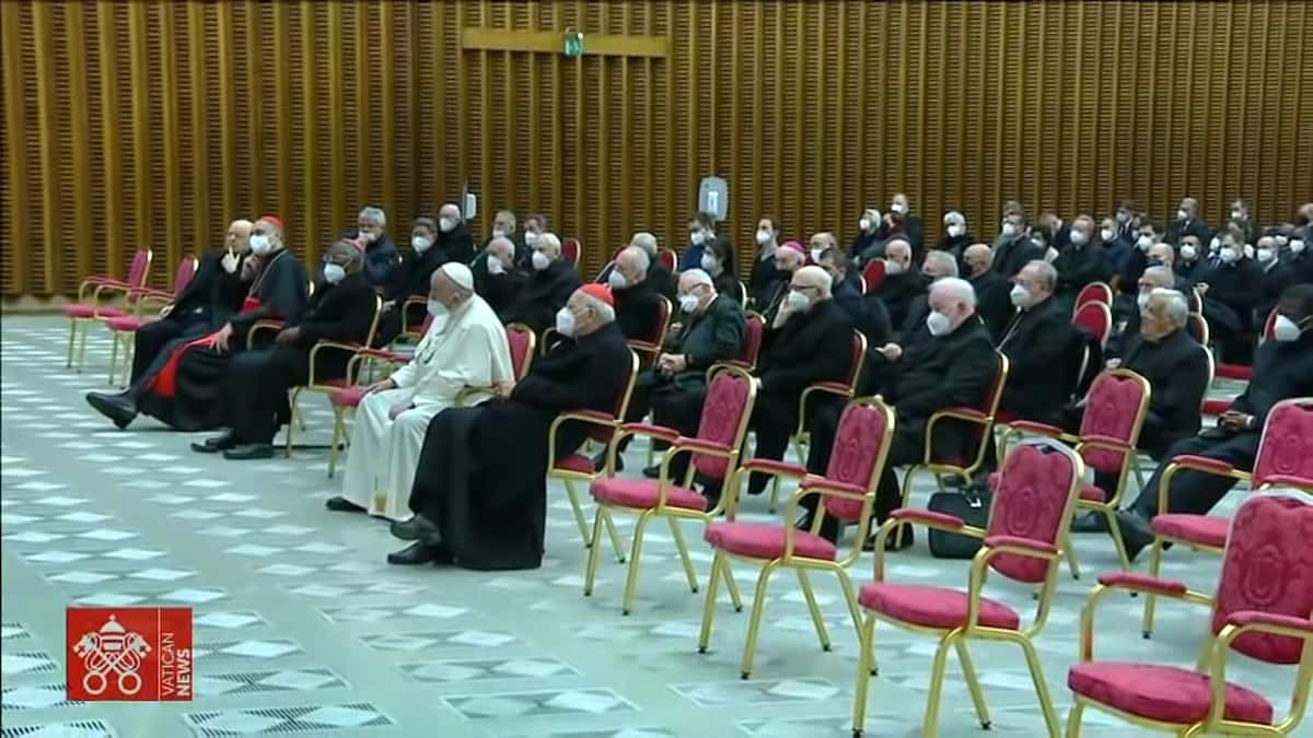 El Papa, entre los asistentes a la predicación del cardenal Cantalamessa.