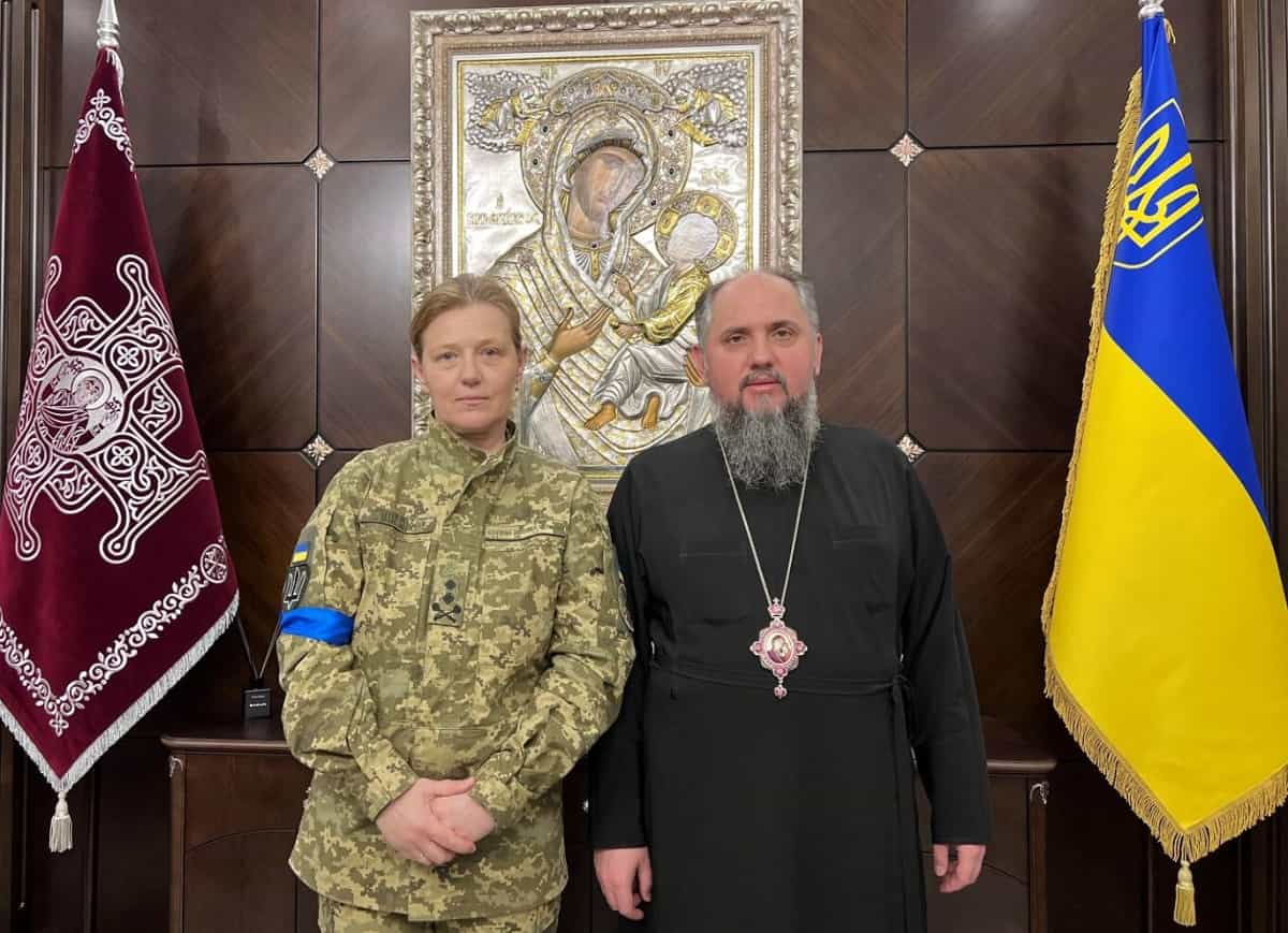 El Metropolita Epifanio, de la Iglesia Ortodoxa de Ucrania, con la Ministra ucraniana de Veteranos, Yulia Laputina