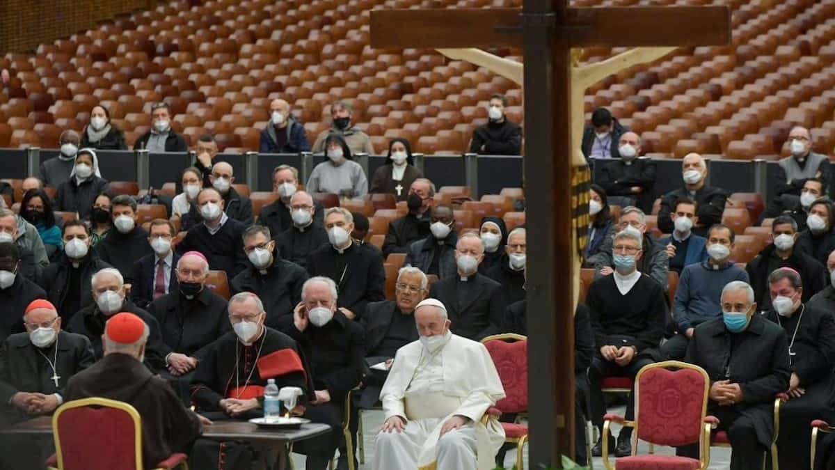 El cardenal Cantalamessa predica al Papa y a la Curia.