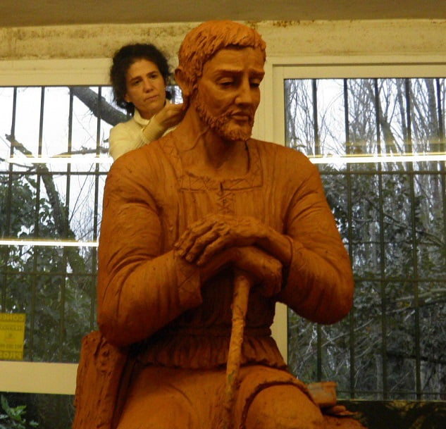 La escultora Elena Pilar Palomino realizando su San José que se puede ver en Nazaret
