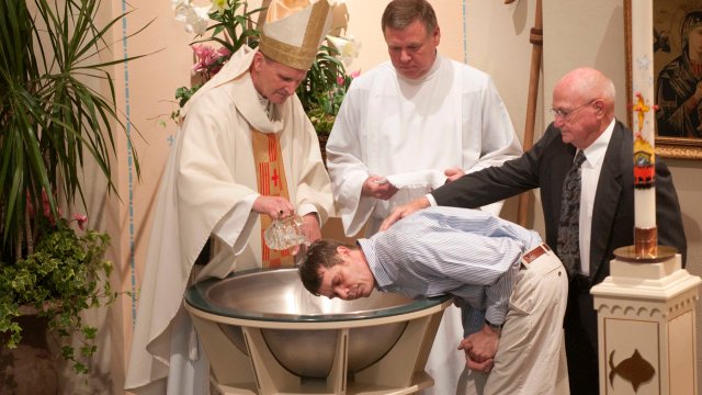 Un adulto bautizándose.
