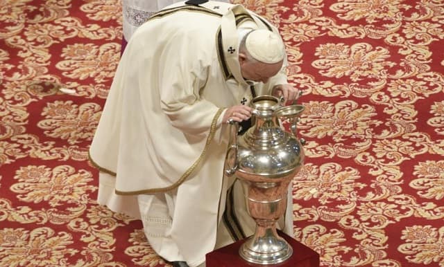 El Papa bendice el Santo Crisma