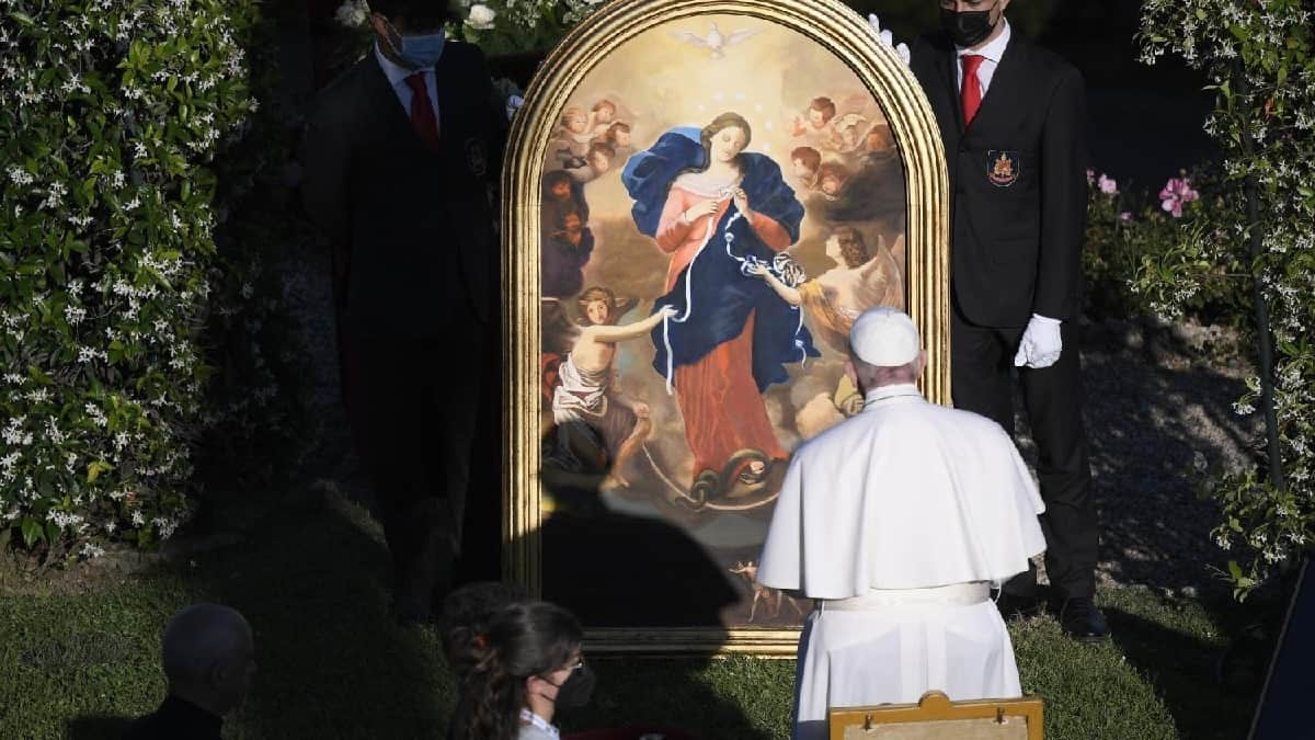 El Papa Francisco reza a la Virgen Desatanudos