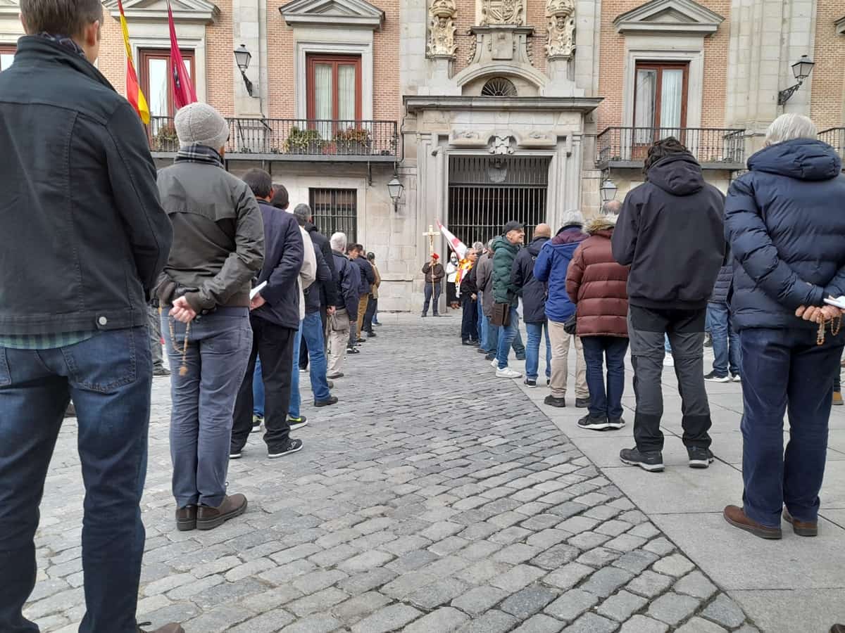 Primer rosario de hombres en Madrid.