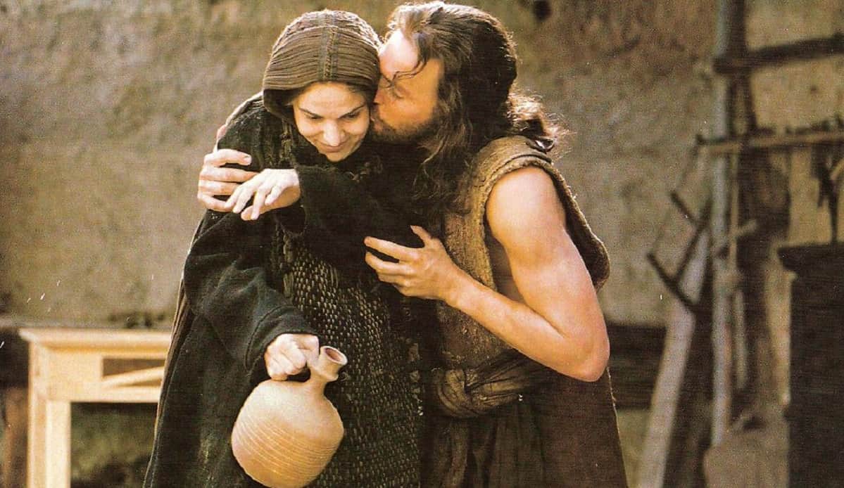 Jesús besa a su madre en una escena de La Pasión de Cristo, dirigida por Mel Gibson.