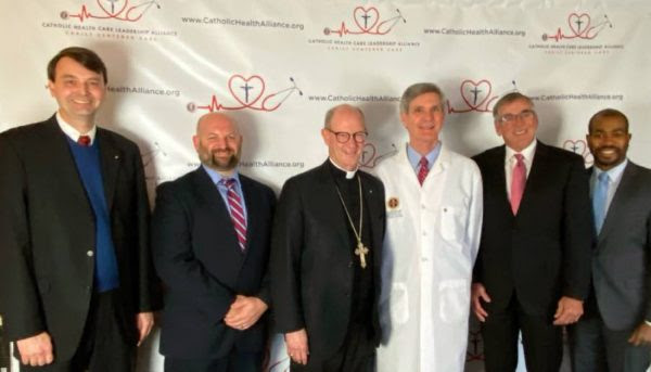 El obispo Conley con líderes de la Alianza Católica para la Salud