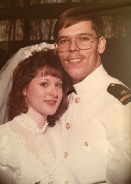 James Bors y su esposa Shirley, el día de su boda en 1985.