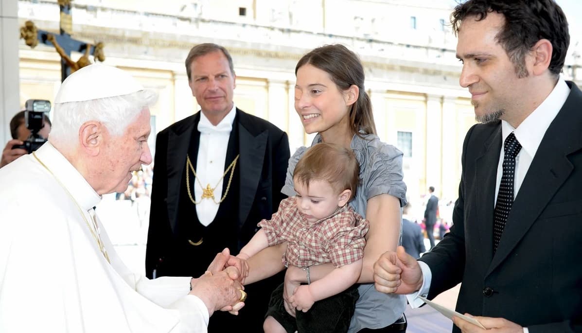 Chiara Corbella, con su marido e hijo, junto a Benedicto XVI