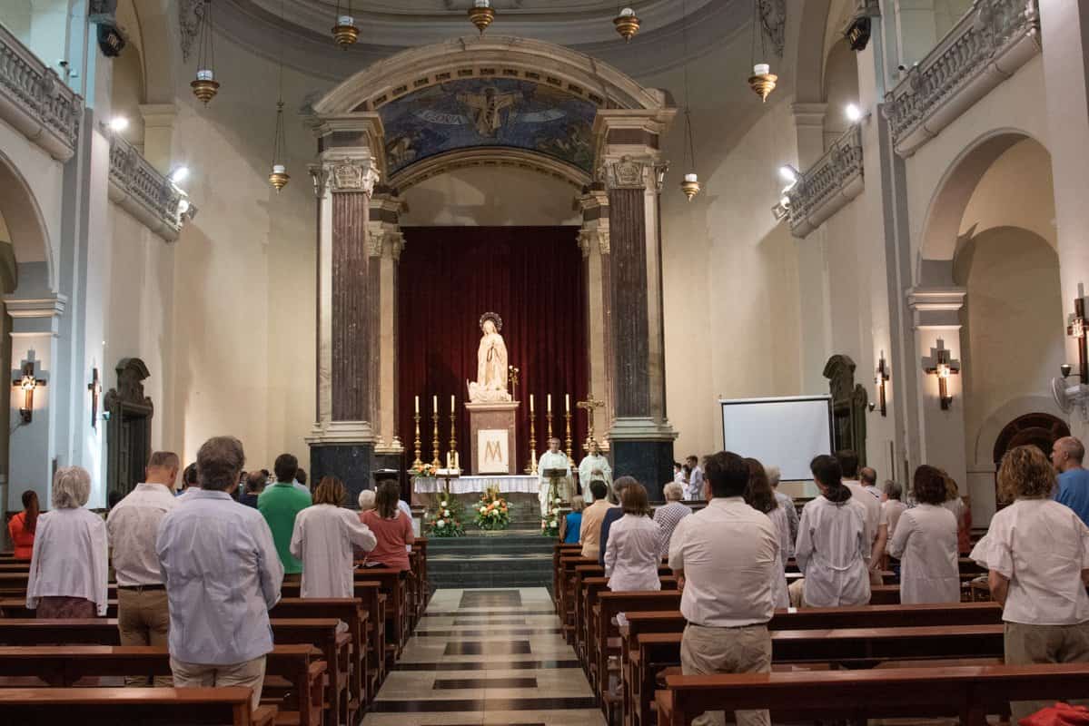 Primera misa blanca en Cataluña, en la parroquia de Belén en Barcelona, con el obispo Javier Vilanova
