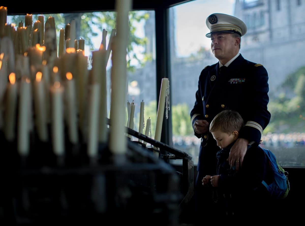 Un padre militar acude con su hijo a Lourdes, escena del documental Lourdes de 2022