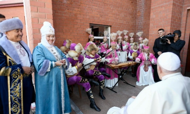 El Papa Francisco con kazajos. 