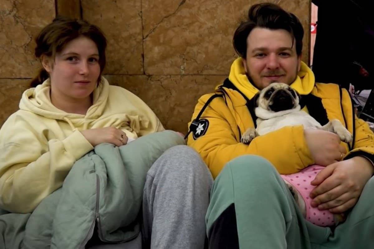 Tetyana, su marido, su perrito, la bebé... en los andenes del metro